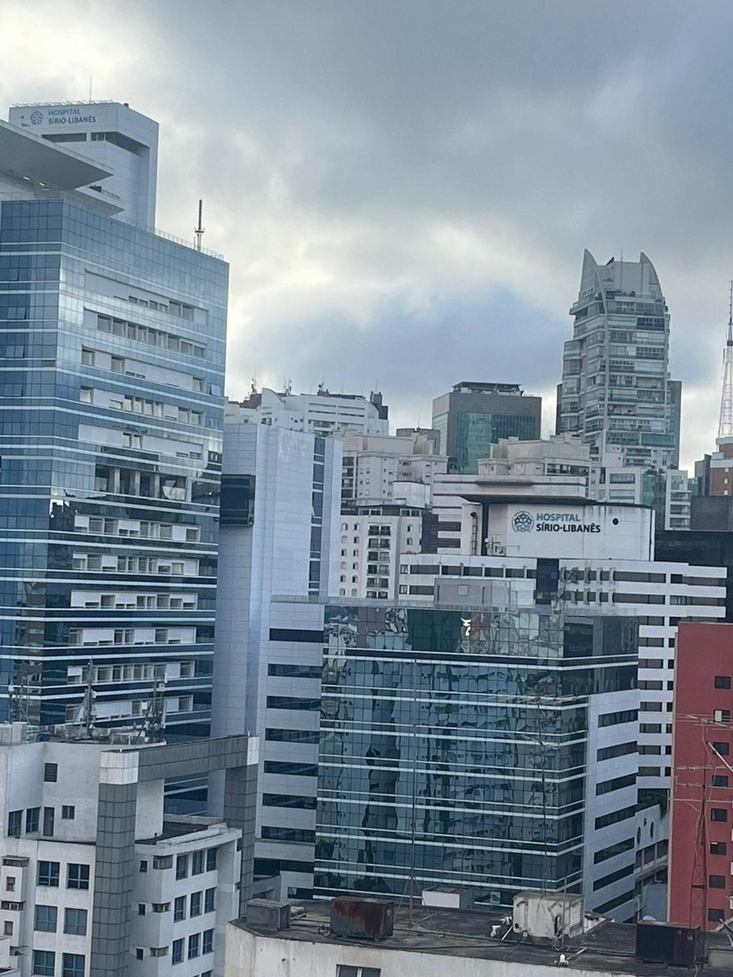 Em Frente Ao Hospital Sirio Libanes * São Paulo
